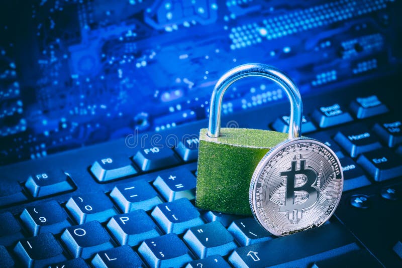 Bitcoin med hänglåset på datormoderkortet Crypto begrepp för säkerhet för information om avskildhet för valutainternetdata Tonade royaltyfria foton