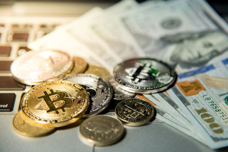 Bitcoin met dollarbankbiljet, cryptocurrency en digitale betaling stock foto Bitcoin met dollarbankbiljet, cryptocurrency en digitale betaling stock foto