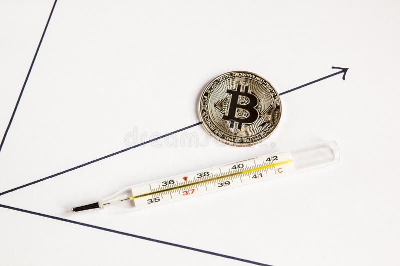 Bitcoin miente al lado del termómetro, el concepto de la caída de los precios del bitcoin imagen de archivo libre de regalías Bitcoin miente al lado del termómetro, el concepto de la caída de los precios del bitcoin imagen de archivo libre de regalías