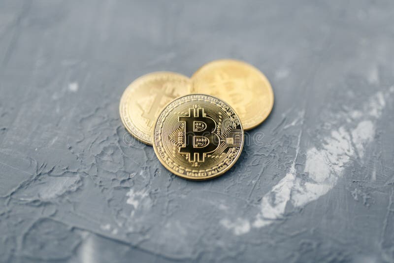 Bitcoin mot blå bakgrund, bitcoin på bordet arkivbilder