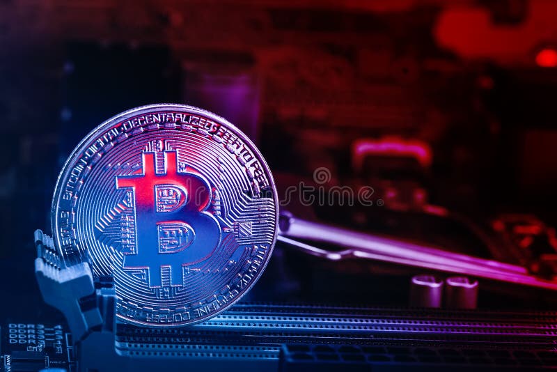 Bitcoin mynt med abstrakt rött glöd på bakgrunden av moderkortet och de röda blåa ljusen Symbol av crypto valuta - elektron royaltyfria bilder