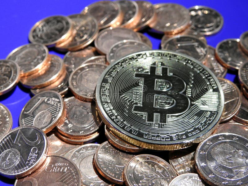 Bitcoin na stosie Euro centy zdjęcia royalty free Bitcoin na stosie Euro centy zdjęcia royalty free
