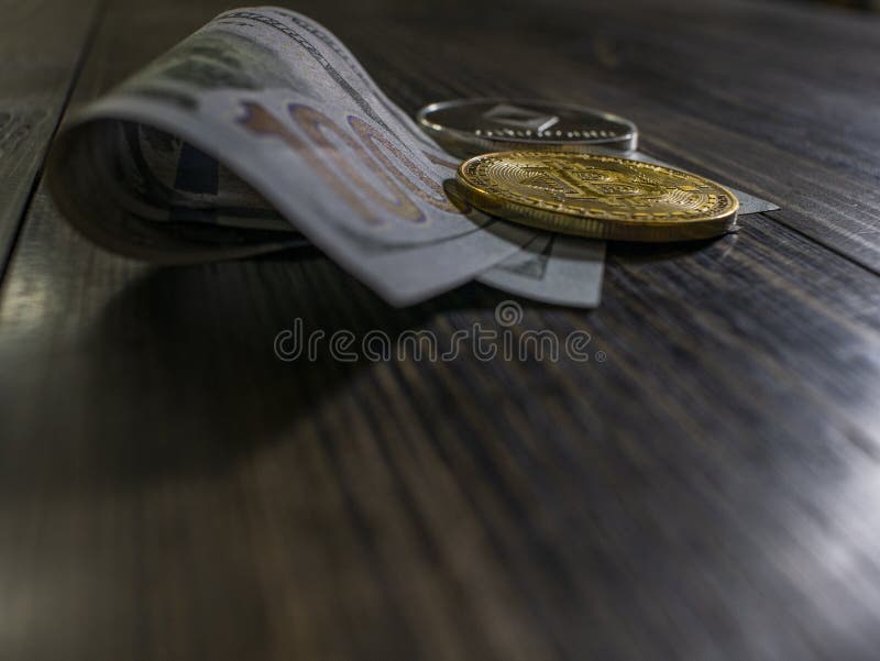 Bitcoin och Ethereum p? sedlar av hundra dollar p? en tr?bakgrund Begreppsm?ssig bild f?r v?rldsomsp?nnande cryptocurrency och royaltyfria foton Bitcoin och Ethereum p? sedlar av hundra dollar p? en tr?bakgrund Begreppsm?ssig bild f?r v?rldsomsp?nnande cryptocurrency och royaltyfria foton