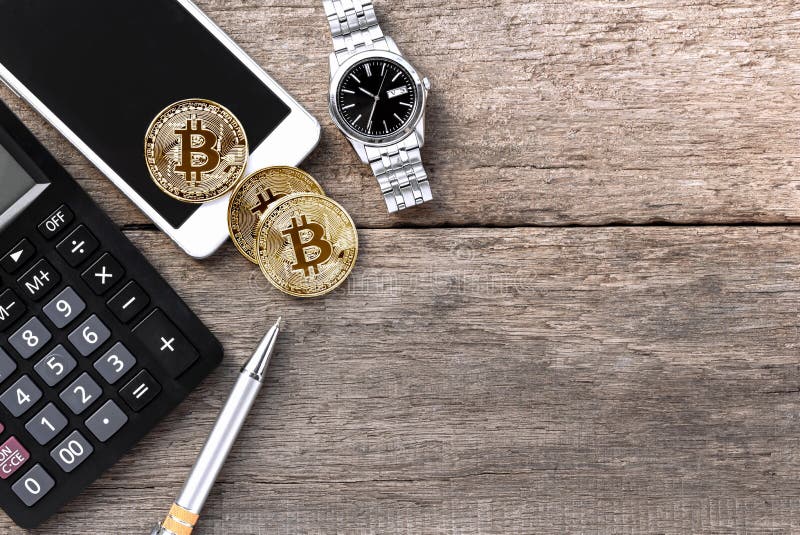 Bitcoin, smartphone, y calculadora en la tabla de madera virtual imagenes de archivo Bitcoin, smartphone, y calculadora en la tabla de madera virtual imagenes de archivo