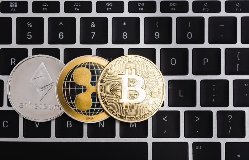 Bitcoin virtuel, ondulation XRP et finances de devise de pièces de monnaie d'Ethereum. Bitcoin virtuel, ondulation XRP et devise de pièces de monnaie d'Ethereum financent l'argent sur le clavier d'ordinateur portable d'ordinateur