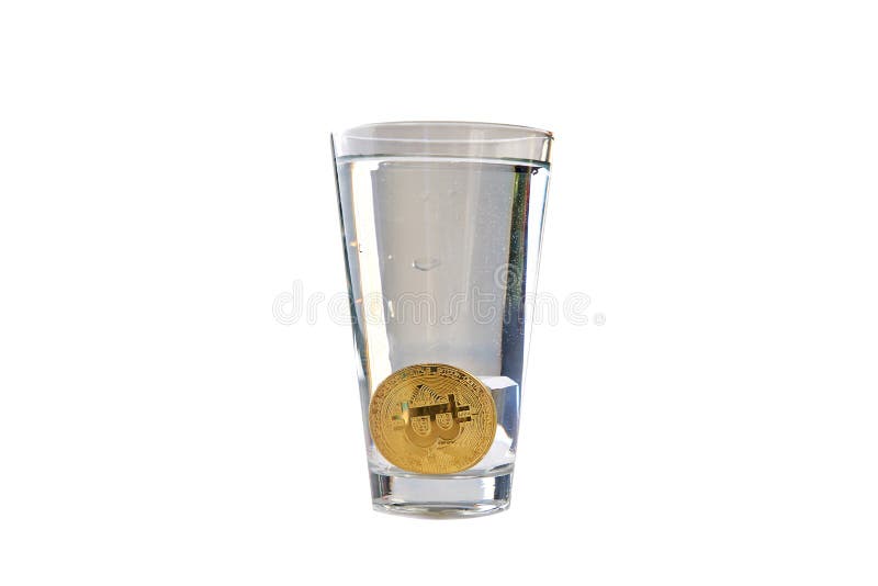 Bitcoin wordt gelaten vallen in een glas water Geïsoleerdj op witte achtergrond Sluit omhoog stock afbeelding Bitcoin wordt gelaten vallen in een glas water Geïsoleerdj op witte achtergrond Sluit omhoog stock afbeelding