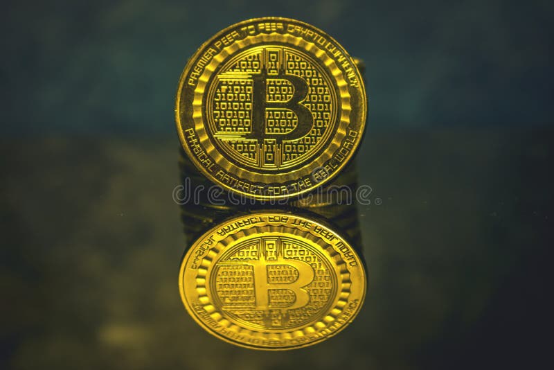 Bitcoin złota moneta, cryptocurrency pojęcie, bitcoin targowy pojęcie, cryptocoins fotografia royalty free