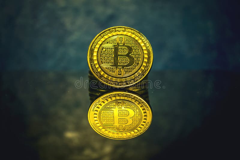 Bitcoin złota moneta, cryptocurrency pojęcie, bitcoin targowy pojęcie, cryptocoins obraz royalty free