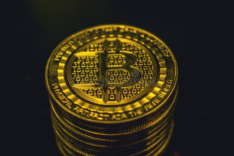 Bitcoin złota moneta, cryptocurrency pojęcie, bitcoin targowy pojęcie, cryptocoins obraz royalty free