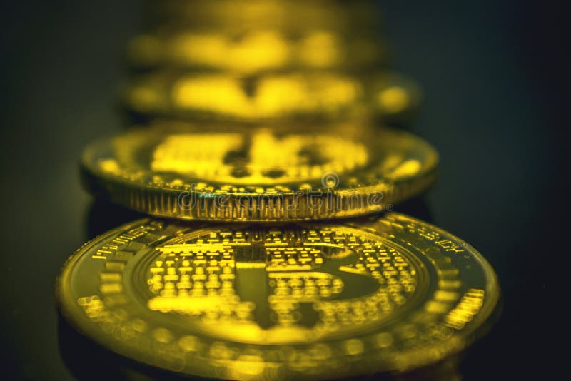 Bitcoin złota moneta, cryptocurrency pojęcie, bitcoin targowy pojęcie, cryptocoins zdjęcia royalty free