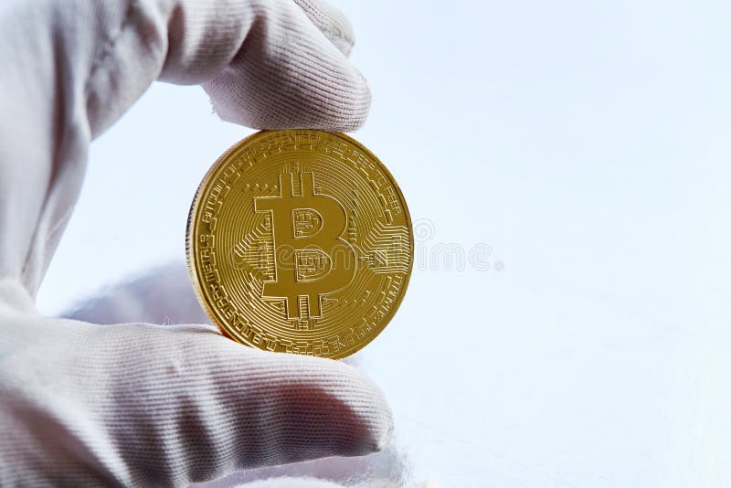 Bitcoin à disposition, guerre de bitcoin, tirent la pièce de monnaie d'or avec corps à corps, sur le bokeh, blanc, bleu, fond cla photos stock Bitcoin à disposition, guerre de bitcoin, tirent la pièce de monnaie d'or avec corps à corps, sur le bokeh, blanc, bleu, fond cla photos stock