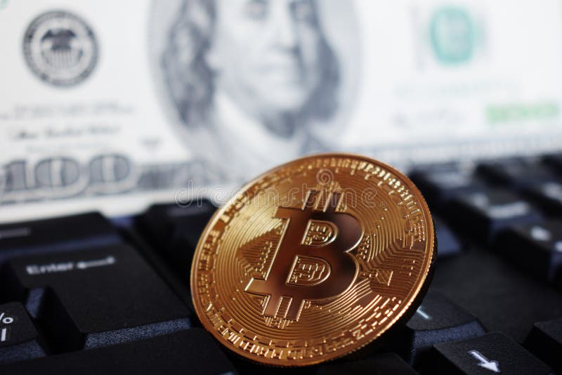 Bitcoin σε ένα πληκτρολόγιο υπολογιστών στο υπόβαθρο του αμερικανικού δολαρίου, το σύμβολο των ηλεκτρονικών εικονικών χρημάτων κα στοκ φωτογραφία με δικαίωμα ελεύθερης χρήσης Bitcoin σε ένα πληκτρολόγιο υπολογιστών στο υπόβαθρο του αμερικανικού δολαρίου, το σύμβολο των ηλεκτρονικών εικονικών χρημάτων κα στοκ φωτογραφία με δικαίωμα ελεύθερης χρήσης