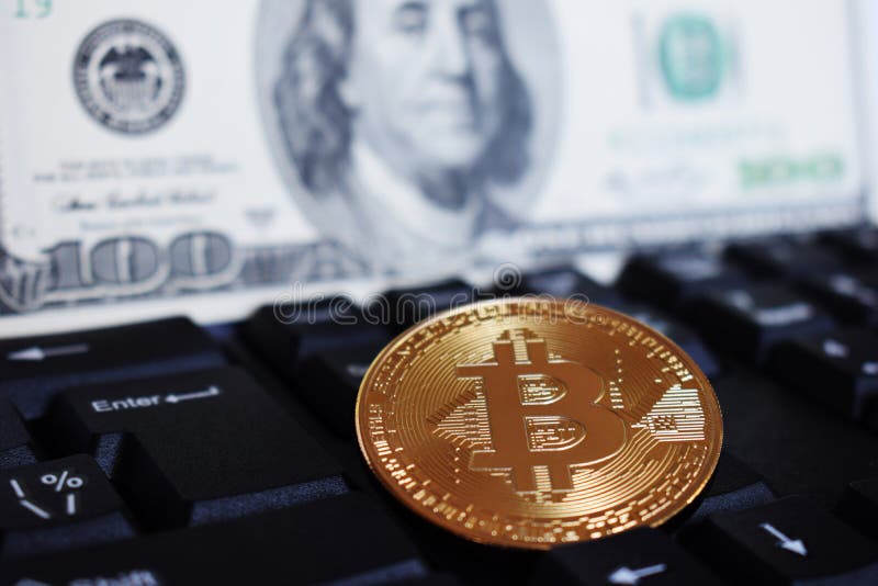 Bitcoin σε ένα πληκτρολόγιο υπολογιστών στο υπόβαθρο του αμερικανικού δολαρίου, το σύμβολο των ηλεκτρονικών εικονικών χρημάτων κα στοκ φωτογραφίες Bitcoin σε ένα πληκτρολόγιο υπολογιστών στο υπόβαθρο του αμερικανικού δολαρίου, το σύμβολο των ηλεκτρονικών εικονικών χρημάτων κα στοκ φωτογραφίες