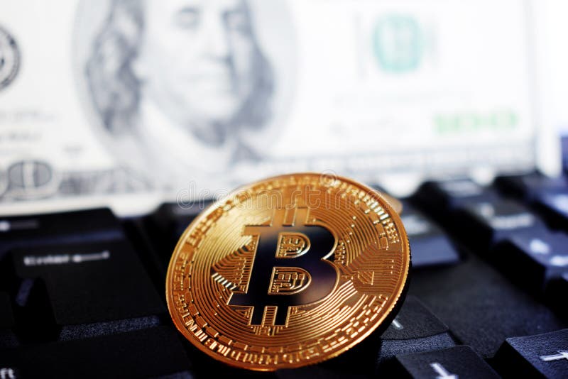 Bitcoin σε ένα πληκτρολόγιο υπολογιστών στο υπόβαθρο του αμερικανικού δολαρίου, το σύμβολο των ηλεκτρονικών εικονικών χρημάτων κα στοκ εικόνα με δικαίωμα ελεύθερης χρήσης Bitcoin σε ένα πληκτρολόγιο υπολογιστών στο υπόβαθρο του αμερικανικού δολαρίου, το σύμβολο των ηλεκτρονικών εικονικών χρημάτων κα στοκ εικόνα με δικαίωμα ελεύθερης χρήσης