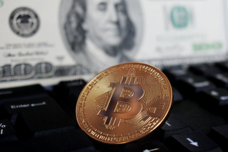 Bitcoin σε ένα πληκτρολόγιο υπολογιστών στο υπόβαθρο του αμερικανικού δολαρίου, το σύμβολο των ηλεκτρονικών εικονικών χρημάτων κα στοκ φωτογραφία με δικαίωμα ελεύθερης χρήσης Bitcoin σε ένα πληκτρολόγιο υπολογιστών στο υπόβαθρο του αμερικανικού δολαρίου, το σύμβολο των ηλεκτρονικών εικονικών χρημάτων κα στοκ φωτογραφία με δικαίωμα ελεύθερης χρήσης