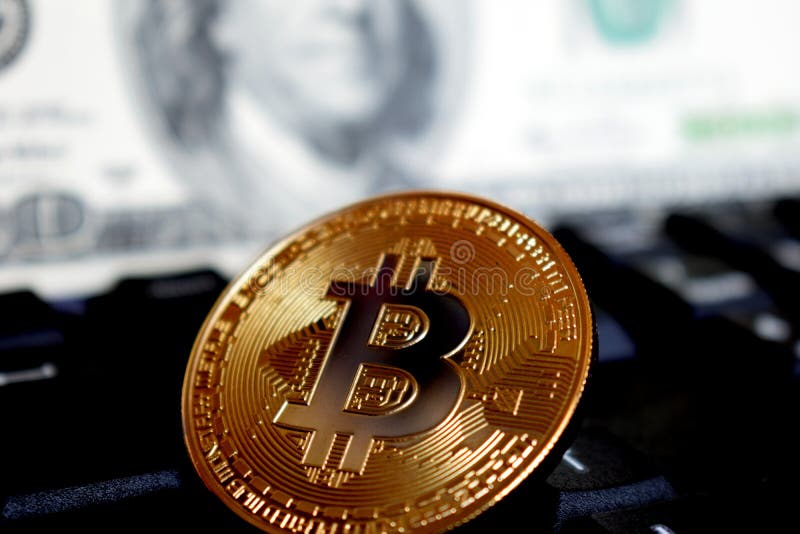 Bitcoin σε ένα πληκτρολόγιο υπολογιστών στο υπόβαθρο του αμερικανικού δολαρίου, το σύμβολο των ηλεκτρονικών εικονικών χρημάτων κα στοκ εικόνα με δικαίωμα ελεύθερης χρήσης Bitcoin σε ένα πληκτρολόγιο υπολογιστών στο υπόβαθρο του αμερικανικού δολαρίου, το σύμβολο των ηλεκτρονικών εικονικών χρημάτων κα στοκ εικόνα με δικαίωμα ελεύθερης χρήσης