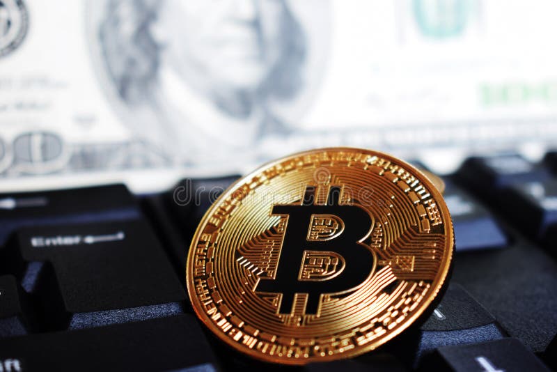 Bitcoin σε ένα πληκτρολόγιο υπολογιστών στο υπόβαθρο του αμερικανικού δολαρίου, το σύμβολο των ηλεκτρονικών εικονικών χρημάτων κα στοκ εικόνες Bitcoin σε ένα πληκτρολόγιο υπολογιστών στο υπόβαθρο του αμερικανικού δολαρίου, το σύμβολο των ηλεκτρονικών εικονικών χρημάτων κα στοκ εικόνες