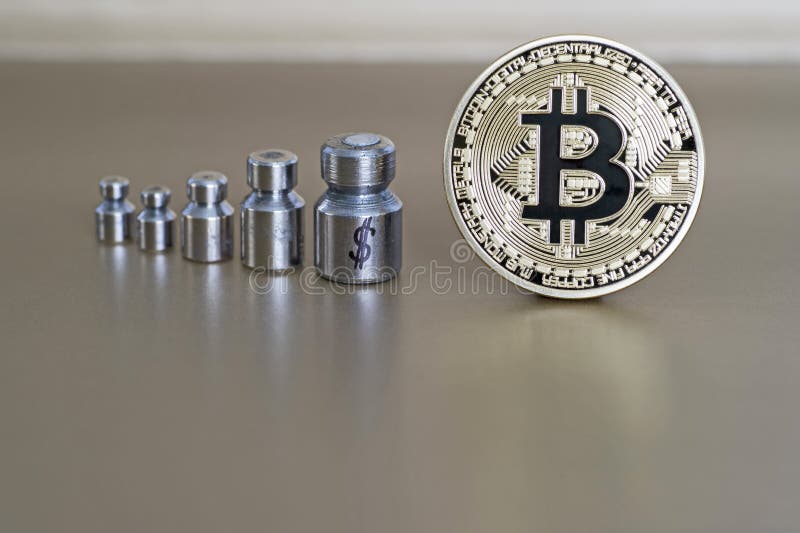 Bitcoin με τα βάρη και χαραγμένος με τα σύμβολα του δολαρίου, που παρουσιάζει την αύξηση και πτώση στοκ φωτογραφία