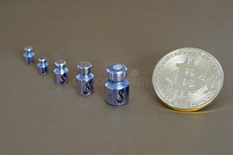 Bitcoin με τα βάρη και χαραγμένος με τα σύμβολα του δολαρίου, που παρουσιάζει την αύξηση και πτώση στοκ εικόνες