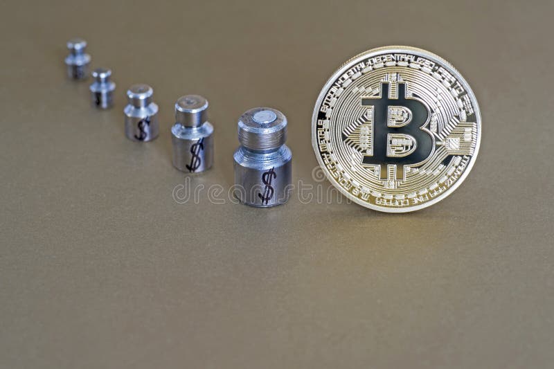 Bitcoin με τα βάρη και χαραγμένος με τα σύμβολα του δολαρίου, που παρουσιάζει την αύξηση και πτώση στοκ εικόνες με δικαίωμα ελεύθερης χρήσης