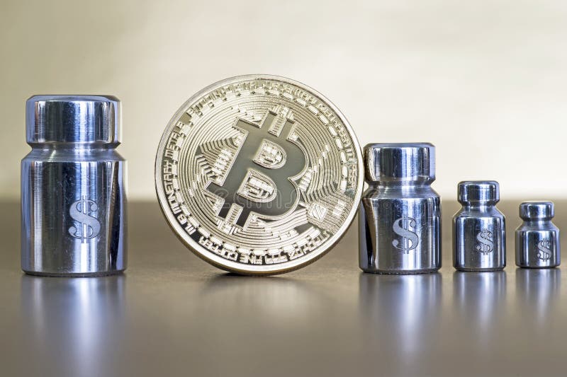 Bitcoin με τα βάρη και χαραγμένος με τα σύμβολα του δολαρίου, που παρουσιάζει την αύξηση και πτώση στοκ εικόνα με δικαίωμα ελεύθερης χρήσης