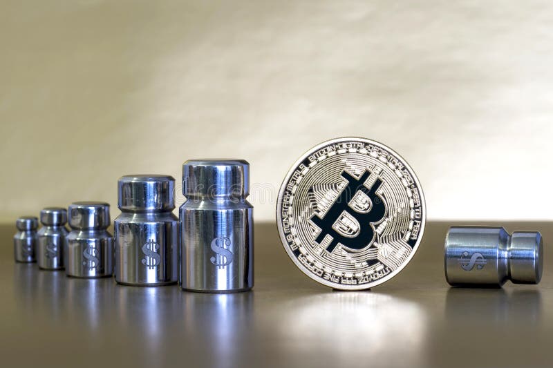 Bitcoin με τα βάρη και χαραγμένος με τα σύμβολα του δολαρίου, που παρουσιάζει την αύξηση και πτώση στοκ φωτογραφία