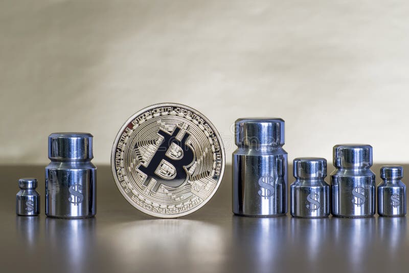 Bitcoin με τα βάρη και χαραγμένος με τα σύμβολα του δολαρίου, που παρουσιάζει την αύξηση και πτώση στοκ εικόνες