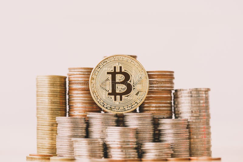 BitcoinBTC mynt på myntbunt arkivbilder BitcoinBTC mynt på myntbunt arkivbilder