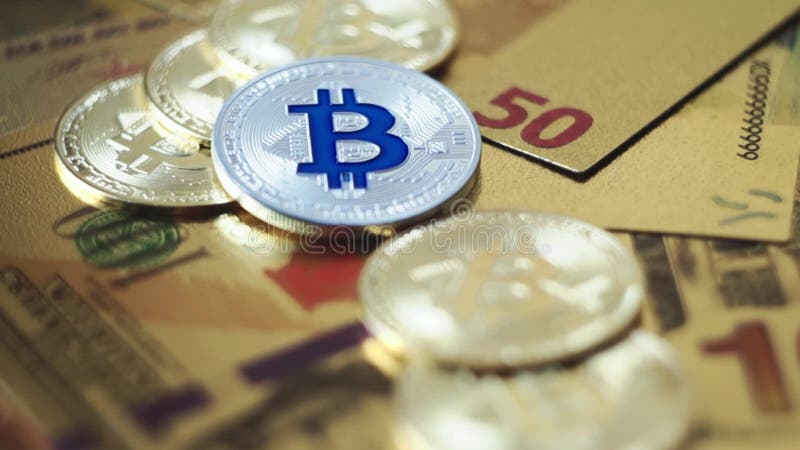 Bitcoines dorados en dólares estadounidenses. cierre de moneda digital. nuevo dinero virtual. vista superior de divisa criptográfi