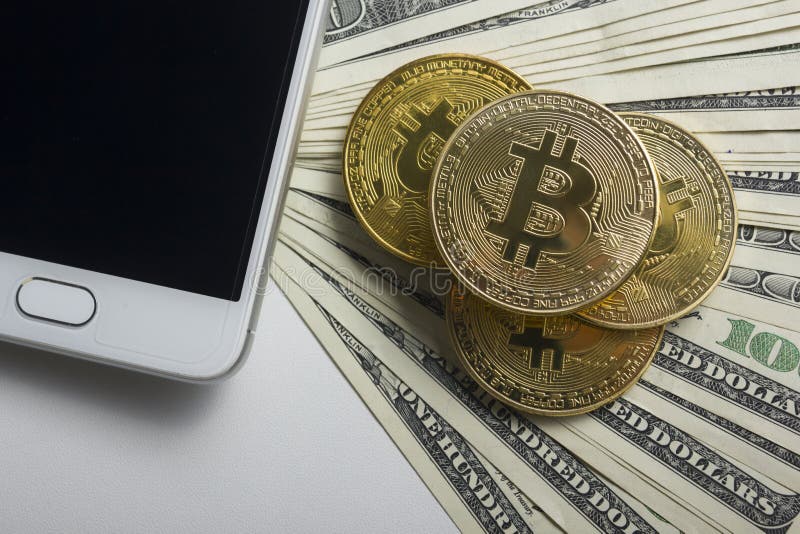 Bitcoins dorés sur des dollars américains. Concept d'échange de monnaie électronique photographie stock