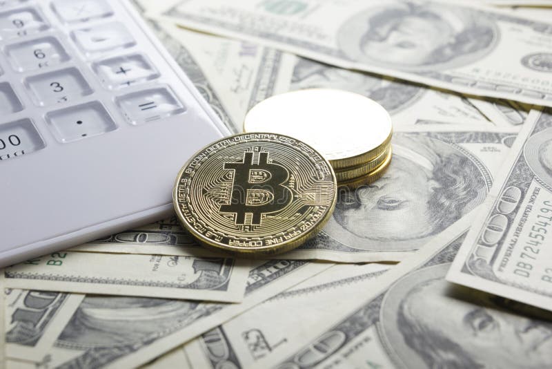 Bitcoins d'or sur des dollars US Concept d'échange d'argent électronique photos stock