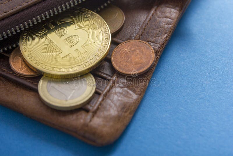 Bitcoins d'or sur des dollars US Concept d'échange d'argent électronique photographie stock