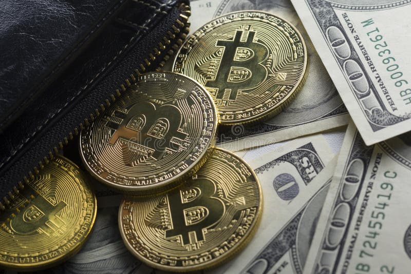 Bitcoins dorés sur des dollars américains. Concept d'échange de monnaie électronique photo libre de droits