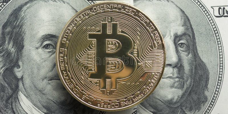 Bitcoins d'or sur des dollars US Concept d'échange d'argent électronique photos libres de droits