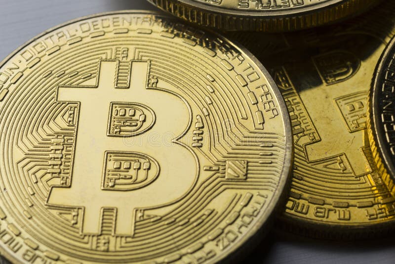 Bitcoins d'or sur des dollars US Concept d'échange d'argent électronique image libre de droits