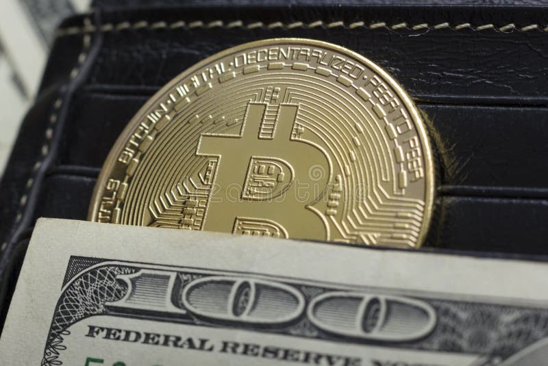 Bitcoins d'or sur des dollars US Concept d'échange d'argent électronique photographie stock