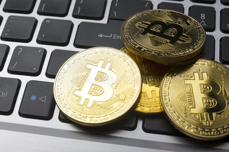 Bitcoins d'or sur des dollars US Concept d'échange d'argent électronique photo libre de droits