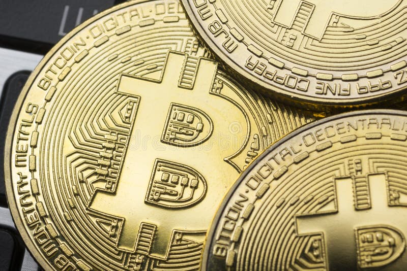 Bitcoins d'or sur des dollars US Concept d'échange d'argent électronique photos libres de droits