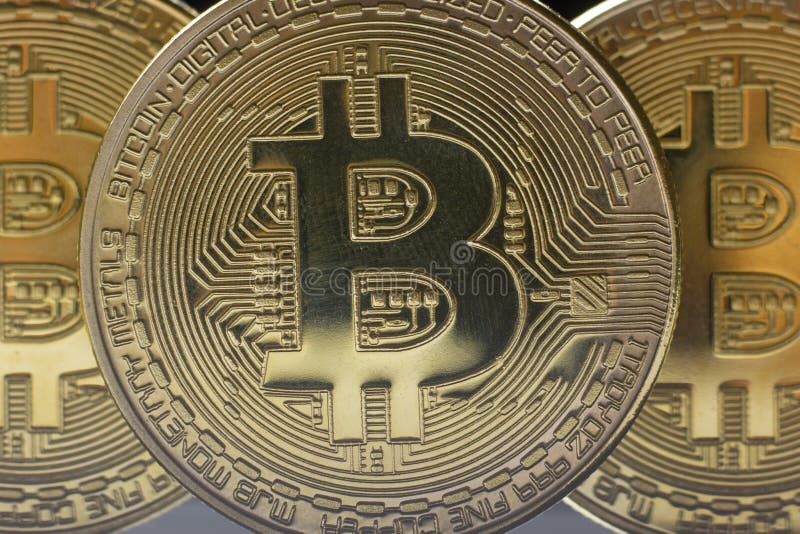 Bitcoins dorés sur des dollars américains. Concept d'échange de monnaie électronique photos libres de droits