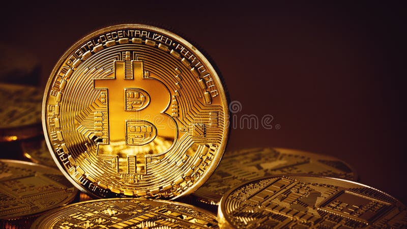 Bitcoins d'or sur un fond d'or photo libre de droits
