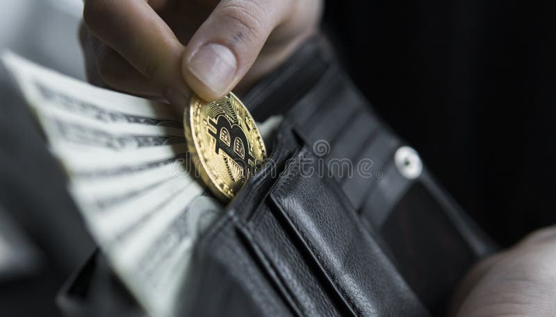 Bitcoins dorati e cento banconote in dollari in portafoglio di cuoio Bitcoin con il dollaro in borsa Profitto dall'estrazione min