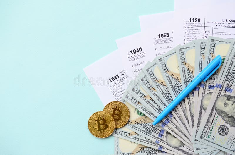 Bitcoins liegt mit den Steuerformularen und hundert Dollarscheinen auf einem hellblauen Hintergrund Einkommenssteuererklärung stockfotografie Bitcoins liegt mit den Steuerformularen und hundert Dollarscheinen auf einem hellblauen Hintergrund Einkommenssteuererklärung stockfotografie
