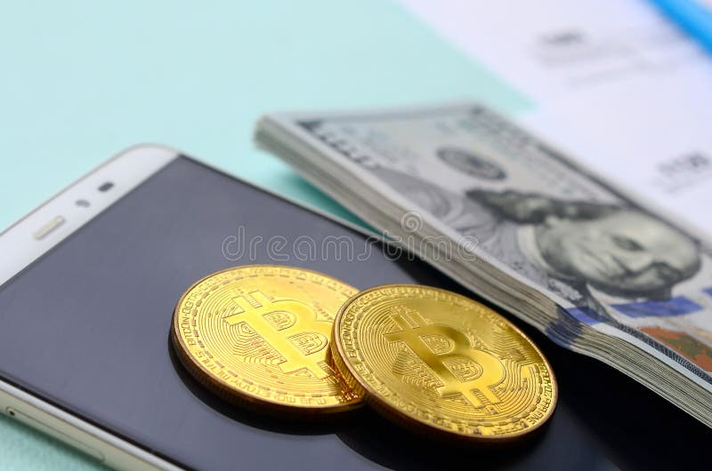 Bitcoins miente con las formas de impuesto, cientos billetes de dólar y smartphone en un fondo azul claro Declaración sobre la re foto de archivo libre de regalías Bitcoins miente con las formas de impuesto, cientos billetes de dólar y smartphone en un fondo azul claro Declaración sobre la re foto de archivo libre de regalías