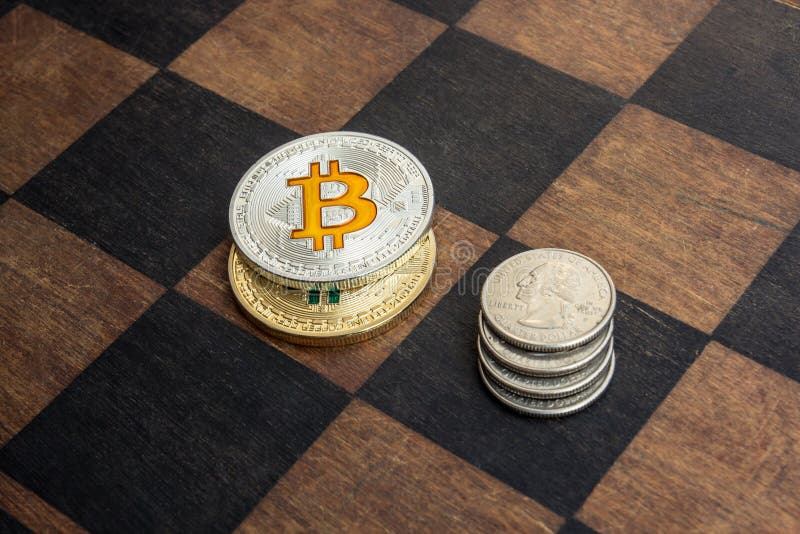 Bitcoins und amerikanische Cents auf einem Schachbrett lizenzfreies stockfoto Bitcoins und amerikanische Cents auf einem Schachbrett lizenzfreies stockfoto