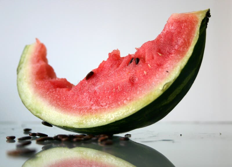 Bited weg von der Wassermelone stockfotografie Bited weg von der Wassermelone stockfotografie