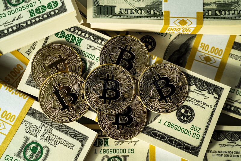 Bitmyntkryptovalutafoto av gyllene bitmynts fysikaliska guldmynt royaltyfria bilder