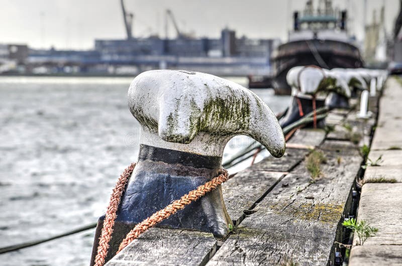 Bitta di attracco nel porto di Rotterdam immagine stock libera da diritti Bitta di attracco nel porto di Rotterdam immagine stock libera da diritti