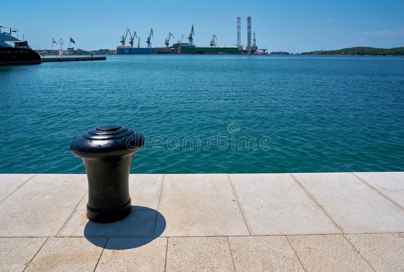 Bitta nel porto di Pola in Croazia immagini stock libere da diritti Bitta nel porto di Pola in Croazia immagini stock libere da diritti