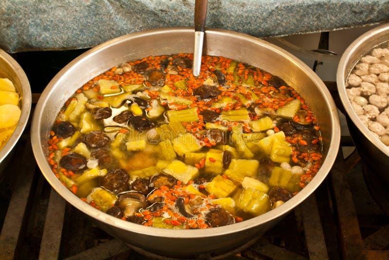 Bittere meloen- en shiitake soep royalty-vrije stock afbeeldingen