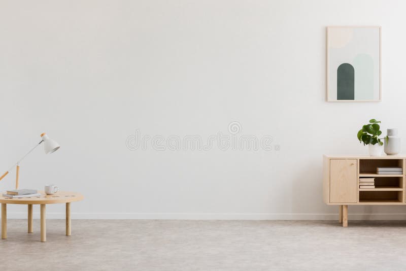 Biurko lampa na małym stole, gabinecie w pustym żywym izbowym wnętrzu z biel ścianą i miejscu dla kanapy prostym, drewnianym, rea